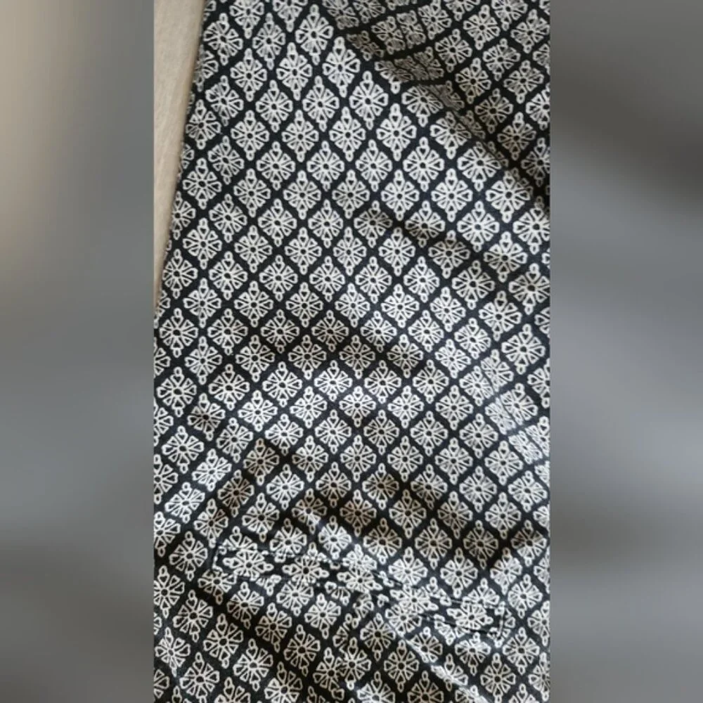 Old Navy Pixie 4 Black And White Brocade‎ Pattern Straight Leg Trouser.
